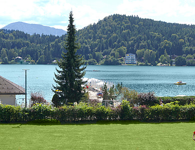 Gartenanlage mit Aussicht auf den Klopeiner See